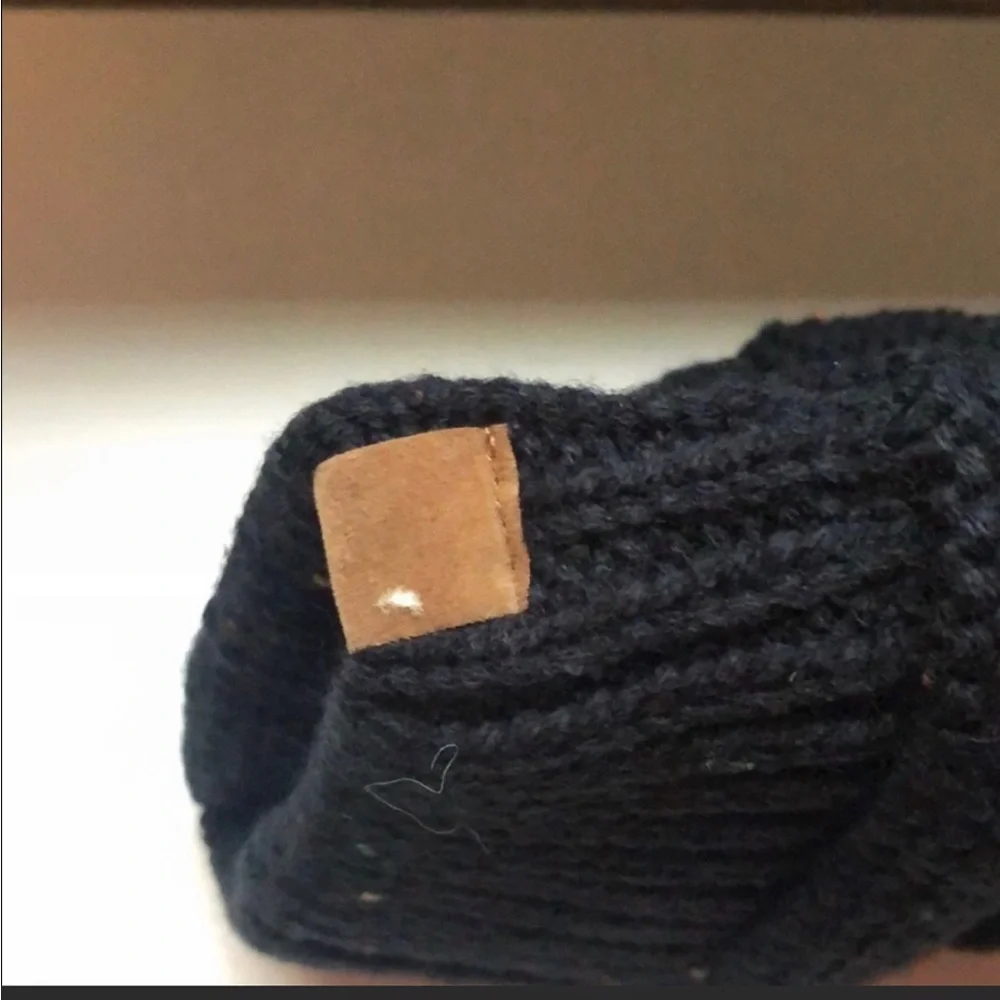 New Sonoma Set Of Black Beanie Hat and Black Fleece Lined Gloves - Picture 7 of 8